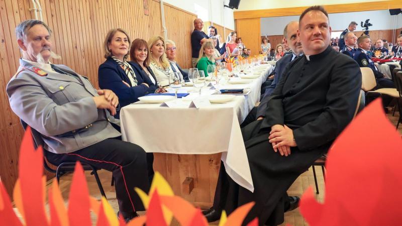 Zomba utcái a szirénák zúgásától visszhangoztak, miközben a tűzoltóautók színes sorban vonultak végig a településen (galéria).