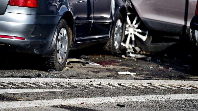 Tömegbaleset történt a 4-es főúton, ahol a tűzoltók sürgős riasztást kaptak. Jelenleg számos szakember dolgozik a mentési munkálatokon Miklós közelében.