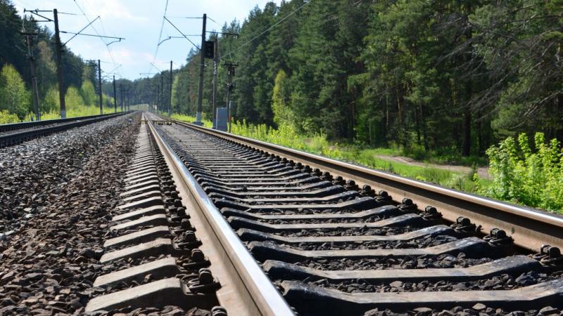 Dunántúlon tragikus baleset történt, amikor egy vonat elgázolt egy embert. A járaton 38 utast kell leszállítani, hogy a hatóságok elvégezhessék a szükséges intézkedéseket.