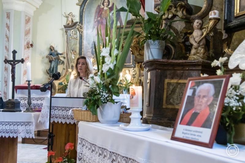 Herczegh Anita: Regőczi István élete és munkássága a cselekedetek világában bontakozott ki.