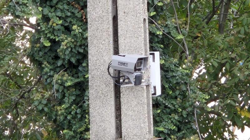 Négy új kamerás sebességmérőt helyeznek üzembe a 10-es úton, így érdemes figyelni, hol találkozhatunk velük.