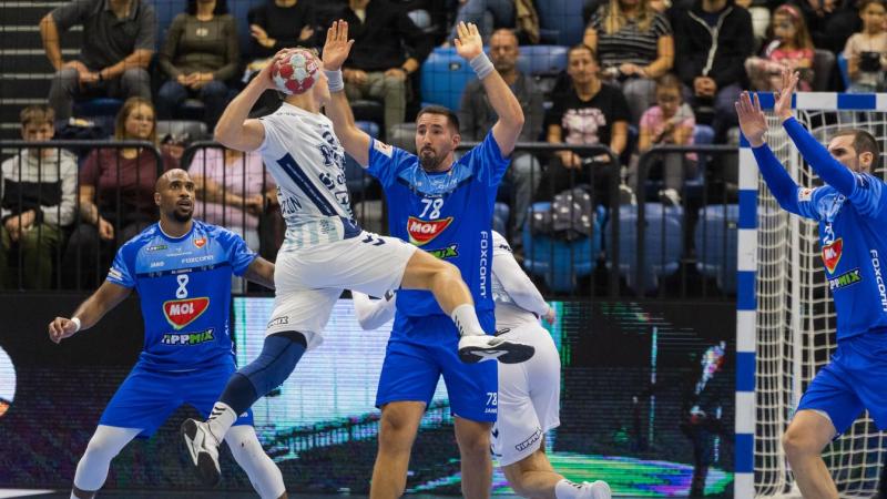 A Kék Tigrisek most egy kétgólos hátrányból készülnek a visszavágóra, izgalommal telve várják a lehetőséget, hogy megfordítsák a mérkőzés állását.