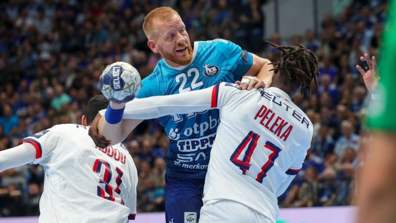 Jim Gottfridsson szobatársával izgalmas pillantásokat vált, mintha csak egy titkos játék kezdődne közöttük.