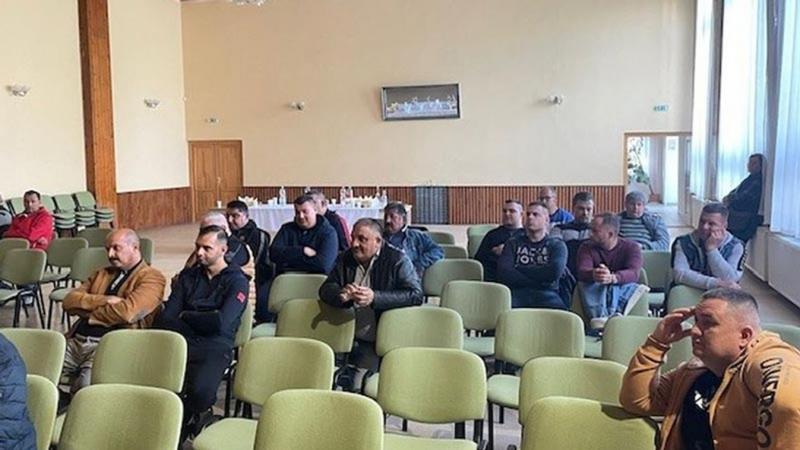 A fórumot követően egy különleges közös főzésre került sor, ahol rendőrök és roma közösség tagjai együtt készítettek ízletes ételeket. Az esemény remek alkalmat teremtett a párbeszédre és a barátságos kapcsolatok erősítésére.