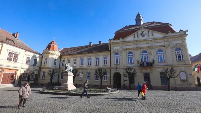 Szigetváron az 1956-os forradalom évfordulóját különleges módon ünneplik meg. Az események méltó megidézése érdekében számos programot szerveznek, amelyek célja, hogy a fiatalabb generáció is megismerje a történelem ezen fontos eseményét.
A város főteré