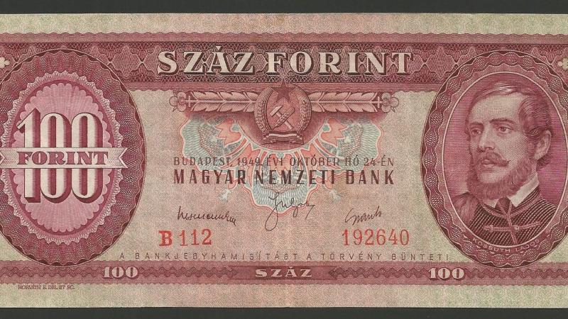 Az 1956-os forradalom időszakában Magyarországon a pénzügyi rendszer meglehetősen bonyolult volt. A forradalom előtt és alatt a legfontosabb fizetőeszköz a forint volt, amely 1946 óta volt érvényben. Azonban a forradalom zűrzavaros körülményei között előt