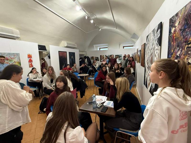 Trianontól a nemzeti összetartozásig – Egy különleges nemzetközi vetélkedő Kassán és Debrődön

Az esemény célja, hogy a résztvevők mélyebb betekintést nyerjenek a történelmünk alakulásába, és erősítsék a nemzeti identitásukat. A vetélkedő során a fiatalok