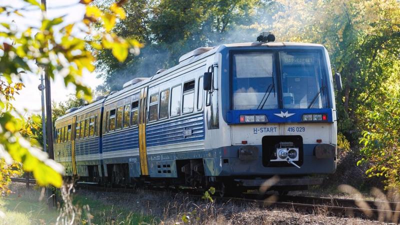 Téli időszámítás: módosulások a vonatok és buszok menetrendjében

Ahogy beköszönt a téli időszámítás, érdemes figyelemmel kísérni a közlekedési szolgáltatók által bejelentett menetrendi változásokat. A vonatok és buszok indulási és érkezési időpontjai elt