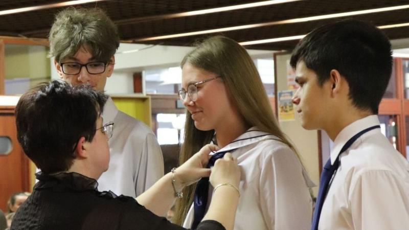 A salgótarjáni gimnazisták ünnepélyes keretek között vehetik át jelvényeiket.