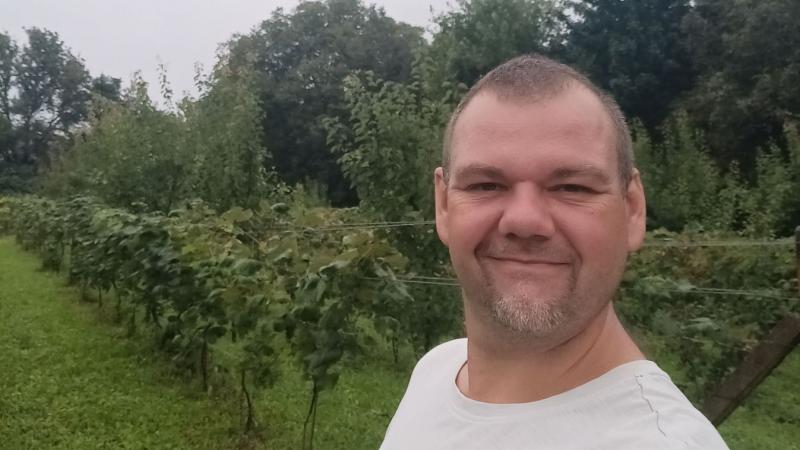 Miből lehet pálinkát készíteni? Zalában szinte bármi megteszi, ami megérett! Még a fagyal is belefér a palettába, hiszen a kreativitás határtalan, és a helyi gyümölcsök sokfélesége csodás lehetőségeket kínál!