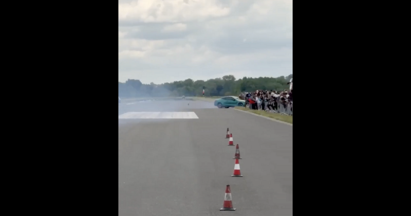 A gyorsulási verseny izgalmai közepette egy BMW váratlanul a nézők közé csapódott, ami több súlyos sérülést okozott. A helyszínen pánik tört ki, és azonnali orvosi segítségre volt szükség.