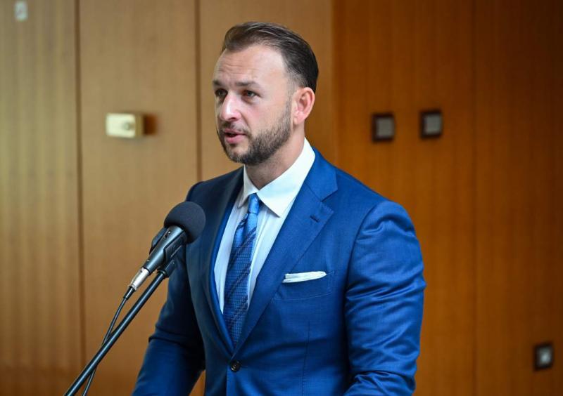 Šutaj Eštok: Ideje véget vetni az összeesküvés-elméletek terjesztésének

A közéletben egyre inkább teret nyernek a különféle összeesküvés-elméletek, amelyek nemcsak a társadalmi feszültségeket növelik, hanem a közbizalomra is káros hatással vannak. Šutaj 