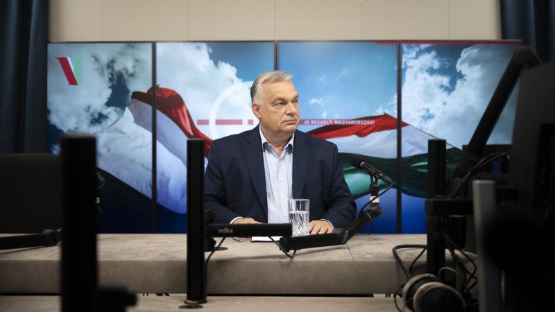 Orbán Viktor élő közvetítés keretében osztja meg gondolatait és álláspontját.