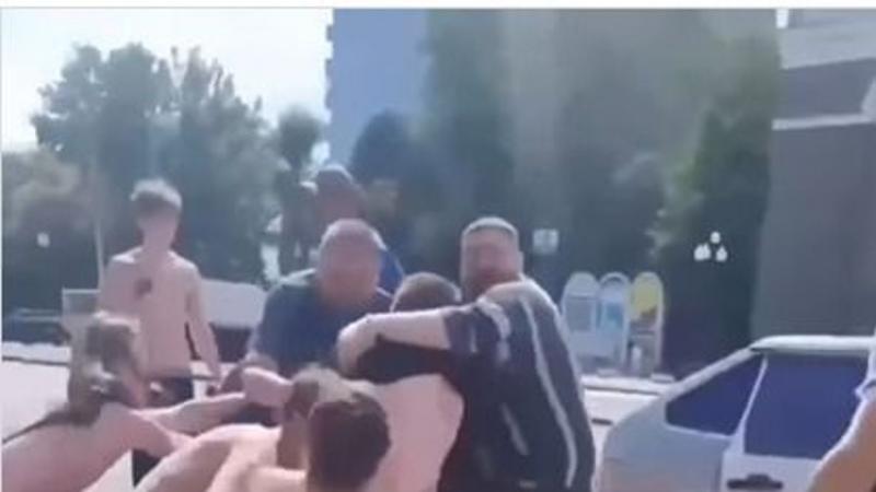 Az ukrajnai emberrablók már fiatalokkal is összecsapnak – nézd meg a videót!