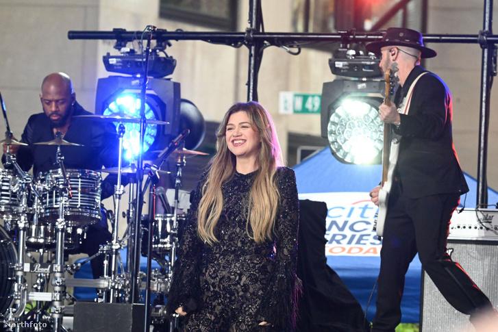 Kelly Clarkson kislánya, River, együtt énekelt édesanyjával egy varázslatos duettet Las Vegas szívében. A fiatal tehetség nemcsak Kelly énekelési képességeit, hanem vonásait is örökölte, így a közönség számára egy különleges élményt nyújtottak.