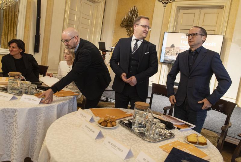 Felfüggesztették az Országos Széchényi Könyvtár vezetőjét.