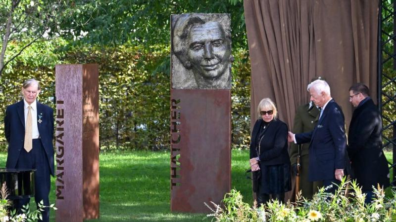 Budapestre érkezett a Vaslady, Margaret Thatcher szobra | 24.hu