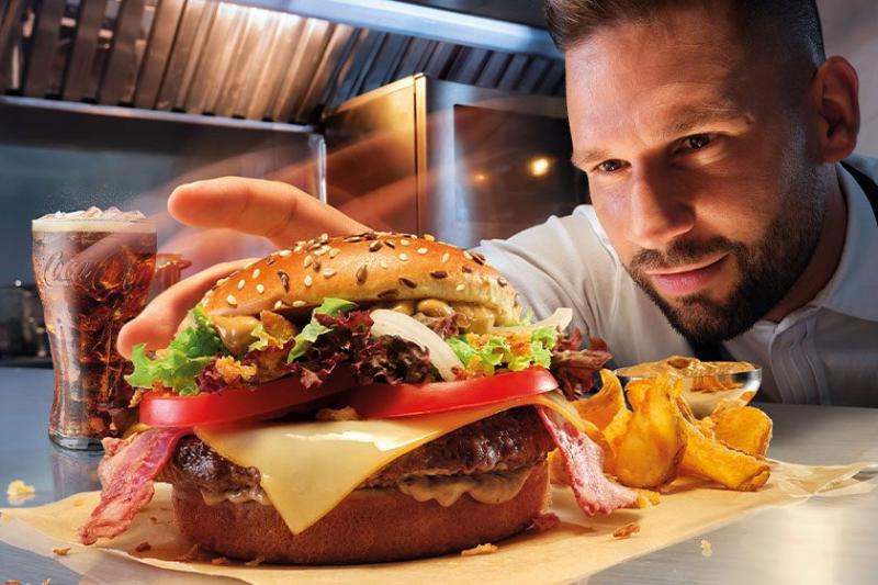 Magyarország neves séfjének kreatív zsenialitása életre keltette a McDonald's legújabb menüjét, amely a hazai ízeket és a gyorséttermek világát ötvözi. A sztárséf különleges fogásokkal és egyedi kombinációkkal lepte meg a vendégeket, így a klasszikus gyor