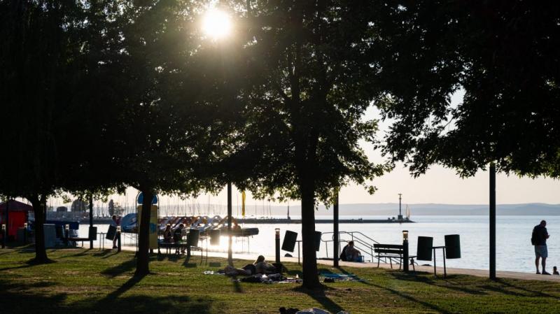 A hőmérséklet emelkedésével a tavasz közeledtének jelei egyre inkább érezhetők, szerdán akár 20 fokra is felkúszhat a hőmérő higanyszála.