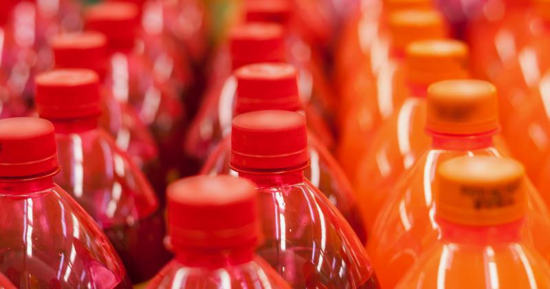 A műanyag palackok folyamatosan átalakulnak, és ezúttal is alkalmazkodnunk kell az új megoldásokhoz, mint például a lecsavarhatatlan kupakok használata.