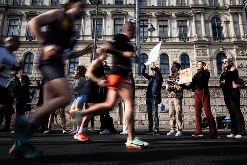 A jubileumi SPAR Maraton történelmi csúcsokat döntött meg, hiszen a hétvégén páratlan érdeklődés övezte az eseményt. A részvétel száma lenyűgöző volt, így a rendezvény igazi ünneppé vált a futás szerelmeseinek. Nézd meg a galériát a felejthetetlen pillana