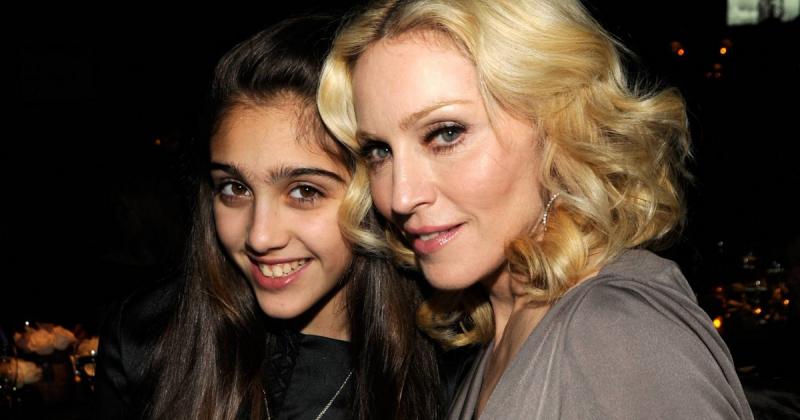 Madonna lánya, Lourdes, most ünnepli 29. születésnapját, és a legfrissebb fotója lenyűgözően tükrözi édesanyja vonásait. A közös pillanat örömteli emlékeztetője annak, hogy mennyire hasonlítanak egymásra, és milyen szoros kötelék fűzi őket össze. Lourdes 