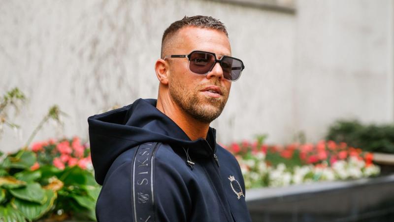 Tiv Tivy váratlanul külföldi üzenetet kapott, és alig tudta felfogni a benne foglaltakat. Az információ szinte hihetetlennek tűnt számára, mintha egy távoli világ titkai bontakoztak volna ki előtte.