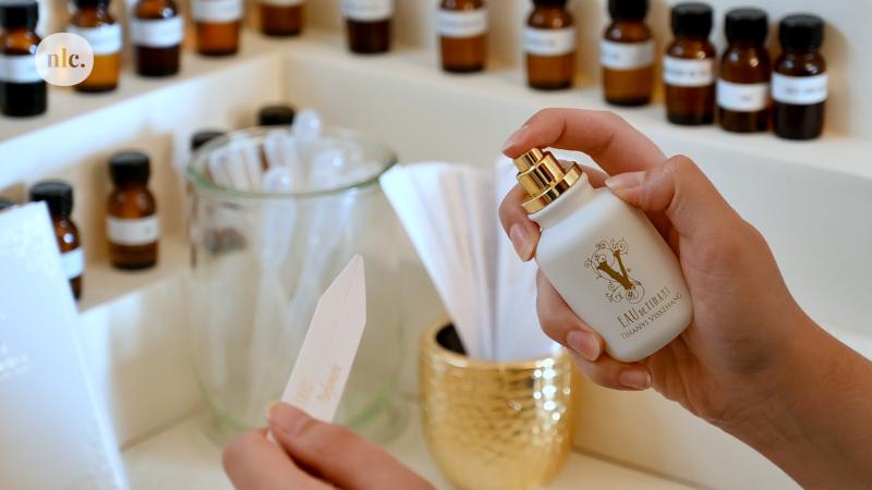 Egy balatoni lány, aki a parfümök varázslatos világában találta meg a helyét – ő az ország legfiatalabb parfümőre! Natina már saját, egyedi illatával is büszkélkedhet, amely a kreativitás és a szenvedély tökéletes harmóniáját tükrözi.