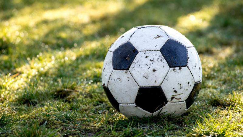 A kitiltási botrány Angliában továbbra is lázban tartja a közvéleményt: a brit kormány is bekapcsolódott az ügybe, és elkötelezett amellett, hogy a vendégszurkolók visszatérhessenek az stadionokba. A Pénzcentrum értesülései szerint a helyzet folyamatosan 