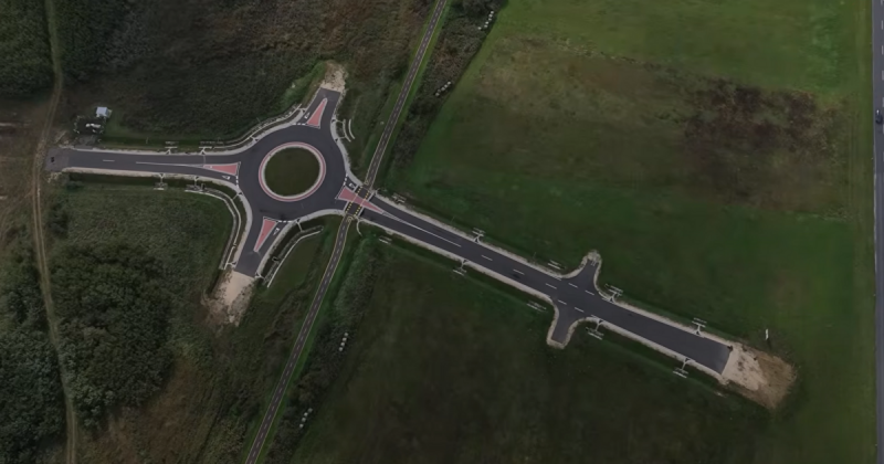 Átlátszó: Félmilliárd forintos körforgalom épül a vonat számára Zalaegerszeg közelében.