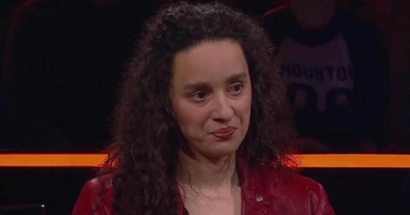 A stúdióban feszültség vibrál a levegőben, ahogy Diána izgatottan várja a döntő pillanatot. Szívét elönti a remény és a szorongás, hiszen a nyeremény nem csupán egy szám a képernyőn, hanem egy új lehetőség az életében. Ahogy a kamerák rázúdulnak, elképzel