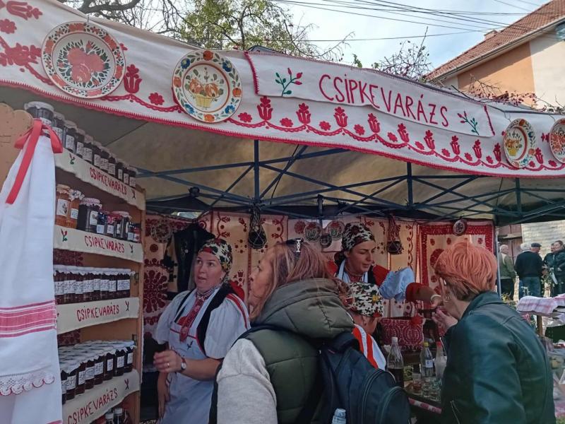 Mi rejlik a csipkebogyólekvár varázsában? - Felfedezőúton Kalotaszentkirályon | Krónika