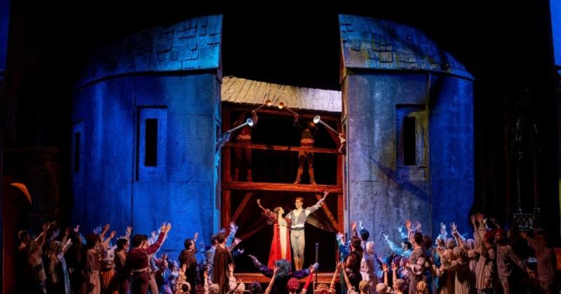 Ha beköszönt az ősz, a szerelem varázsa mindenütt ott lebeg a levegőben. A lehulló falevelek és a hűvös szellő csak fokozzák a romantikus pillanatok különlegességét. Ez az évszak nem csupán a természet átalakulásáról szól, hanem a szívünk mélyebb érzésein