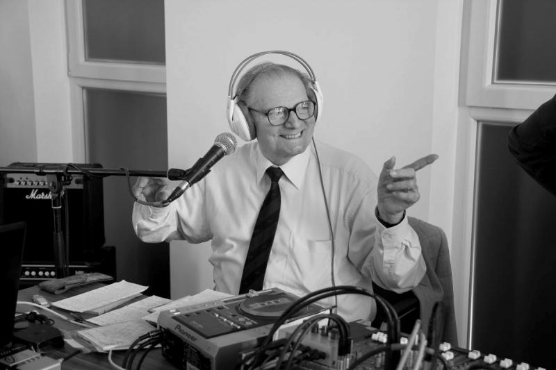 Elhunyt Komjáthy György, a Magyar Rádió neves zenei szerkesztője, akinek munkássága jelentős hatással volt a hazai zenei életre. Élete során számos művész és zenei irányzat bemutatásában játszott kulcsszerepet, emlékét pedig mindazok őrzik, akik a zene ir