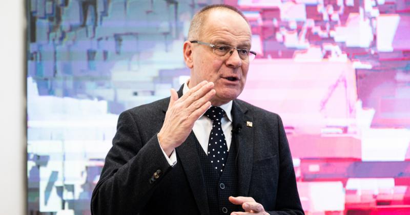 A kommentszekcióban heves vitába keveredett Navracsics Tibor és Magyar Péter.