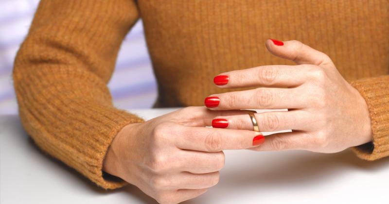 Megcsaltam a férjem, és ez a tapasztalat mélyen megváltoztatott. Az események hatására jobban átgondoltam a kapcsolatomat és a családomhoz fűződő viszonyomat, ami végül ahhoz vezetett, hogy figyelmesebb és elkötelezettebb anya lettem.