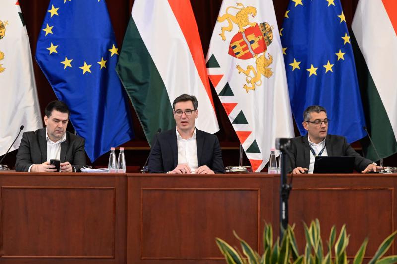 Kiss Ambrus: Mindössze hárommilliárd forint áll rendelkezésre a fővárosi költségvetésben, ami komoly aggodalmakat vet fel a decemberi munkával kapcsolatos bérek kifizetésének lehetősége kapcsán | szmo.hu