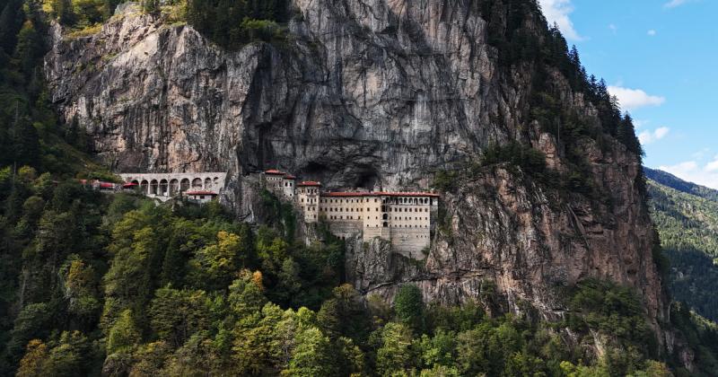 Sziklafalra ágaskodó csoda: 1600 éve áll ellen a gravitáció erejének ez a lenyűgöző kolostor.