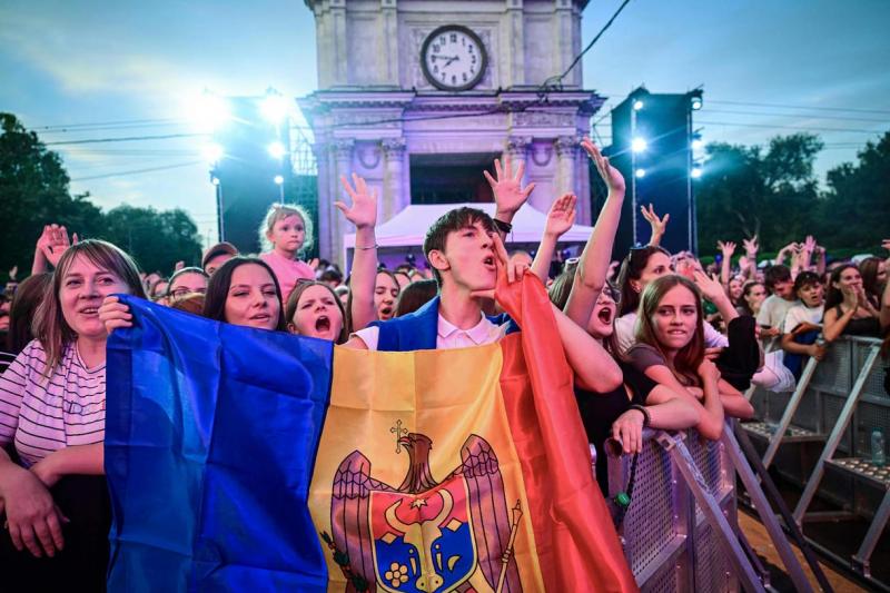 Az orosz medve fenyegető árnyékként közelít Ukrajnához és Moldovához, miközben a két ország az Európai Unió irányába igyekszik.