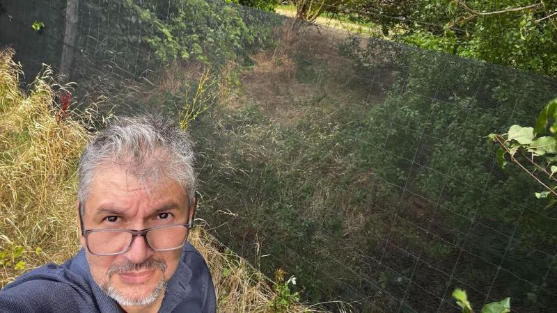 Hadházy Ákos mintha azt sugallná, hogy a külügyminiszter fiának stadion épült a focizás örömére.