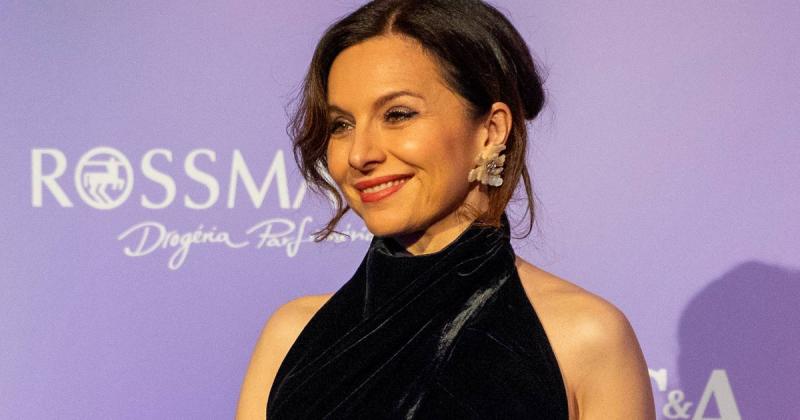 Az 50 éves Zsédát most először láthatjuk ilyen lélegzetelállító dekoltázzsal: a címlapon egyszerűen lenyűgöző!