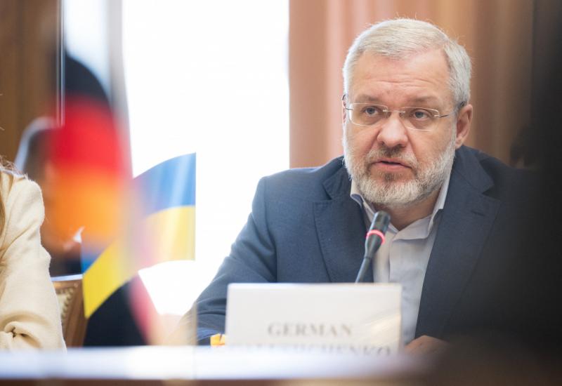 Az ukrán igazságügy-minisztert felfüggesztették a korrupciós botrány következtében, amely egyre nagyobb hullámokat ver a politikai színtéren.