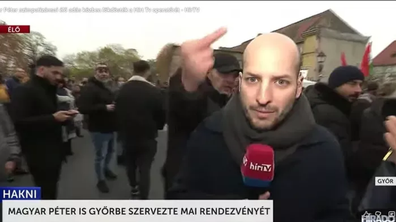 Élő adás közben a tiszások hevesen lökdösték a HírTV operatőrét.