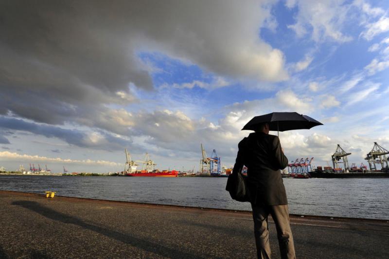 Két vármegyére intenzív esőzést várnak, ezért már kiadták a figyelmeztetést. A hidegfront érkezésével további 13 vármegyében zivatarokra lehet számítani. Az időjárás-előrejelzés részletei szerint a csapadék mennyisége jelentős lesz, és a zivatarok során h